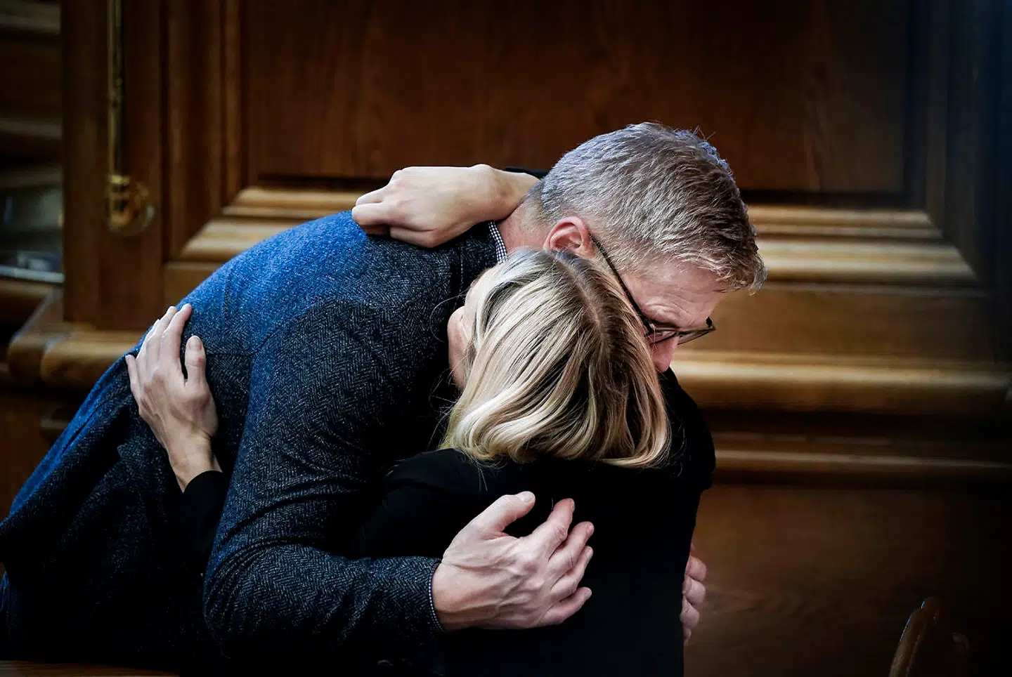 Forsvarsminister Trine Bramsen får en krammer af Venstres Jan E. Jørgensen under statsminister Mette Frederiksens spørgetime i Folketingssalen, tirsdag den 10. december 2019.. (Foto: Liselotte Sabroe/Ritzau Scanpix)