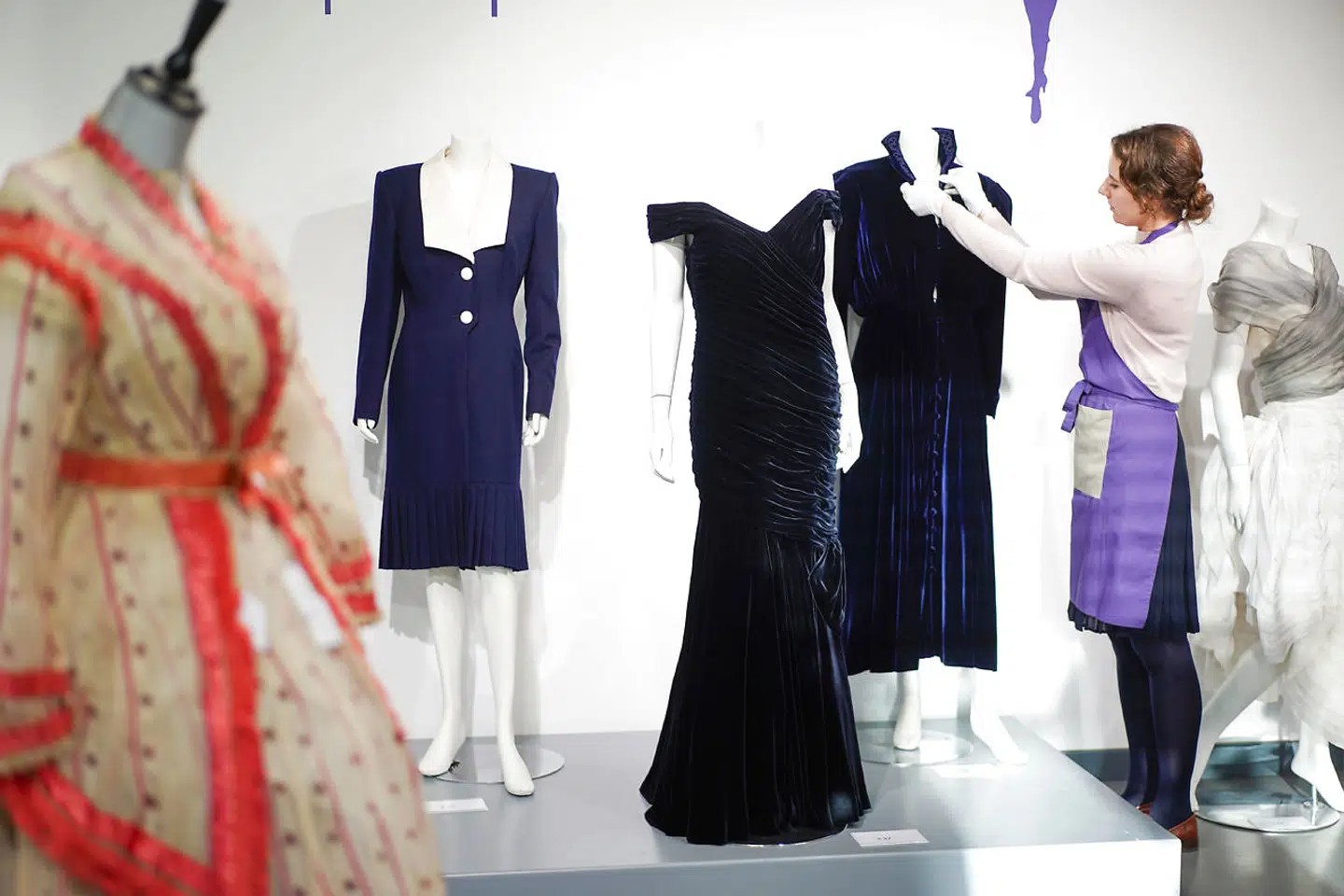 Her står kjolen til udstilling ved 'Kelly Taylor Auctions.'