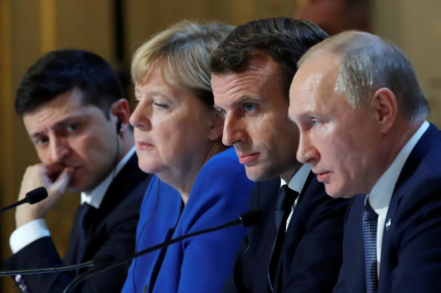 Ukraines præsident, Volodymyr Selenskyj, ser bekymret til under et pressemøde med Tysklands forbundskansler, Angela Merkel, Frankrigs præsident, Emmanuel Macron, og den russiske præsident, Vladimir Putin. De fire mødtes i Paris 10. december for at forsøge at få gang i forhandlinger om fred i det østlige Ukraine. Foto: Ritzau / Scanpix / Reuters
