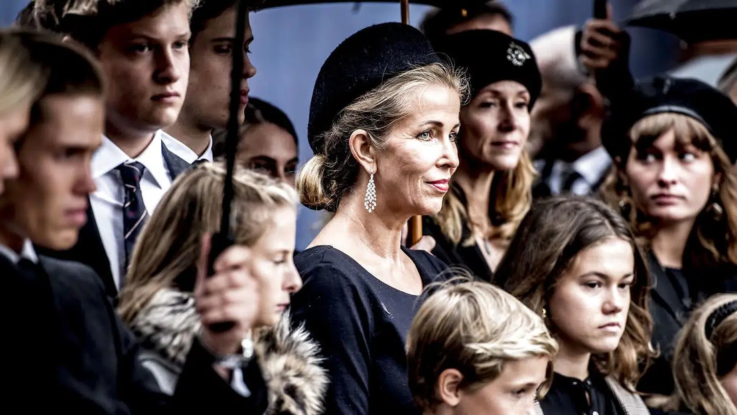 Henriette Zobel foran kirken, efter hendes eksmand Peter Zobel blev bisat 8. september 2017.