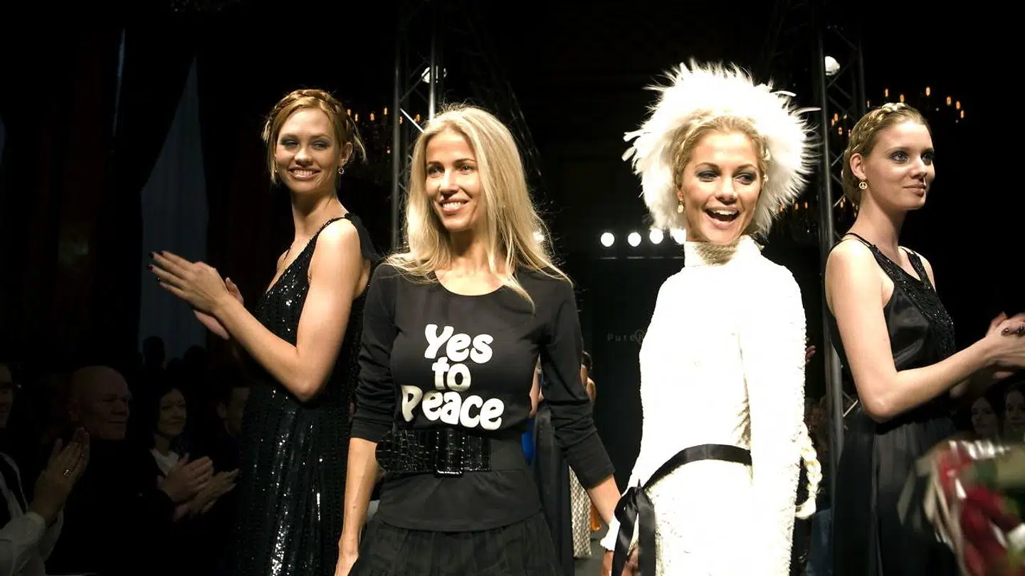 I mange år drev Henriette Zobel tøjvirksomheden Pureheart. Her er hun fotograferet med modeller i hendes design ved en modeuge.