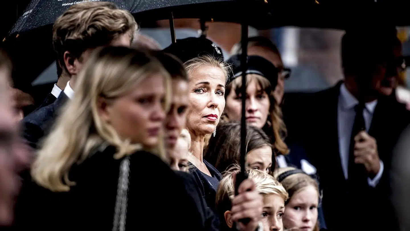 Henriette Zobel foran kirken efter at eksmanden Peter Zobel fredag den 8. september 2017 blev bisat fra Sankt Pauls Kirke i København.