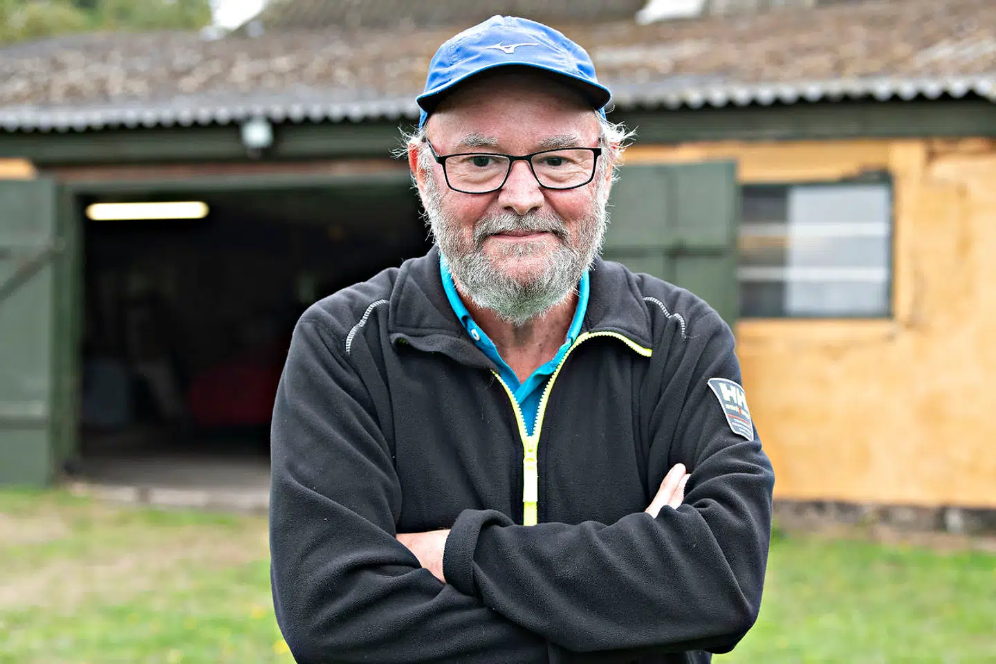 Uffe Kurt Jensen, 65 år og økonom og galeriejer, fik i marrts 2016 stjålet sin knaldrøde Porsche 911 fra 1978 - et samleobjekt med en værdi på ca. 400.000 kr. - fra denne garage på sin landejendom.