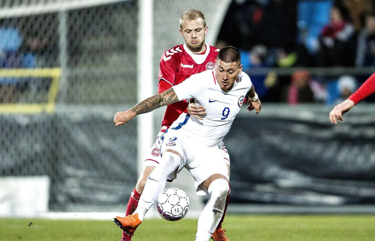 Nicolai Boilesen i kamp for Danmark mod Chile i marts 2018.