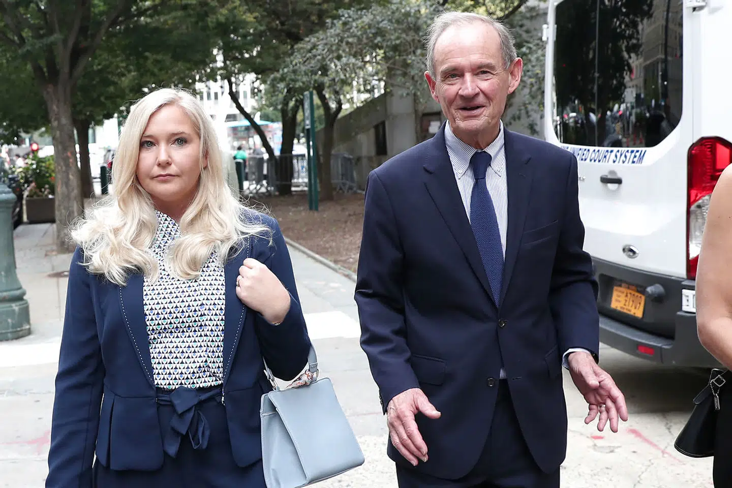 Virginia Giuffre hævder blandt andet, at hun har haft sex med Prins Andrew under et orgie på Epsteins private ø på Jomfruøerne.