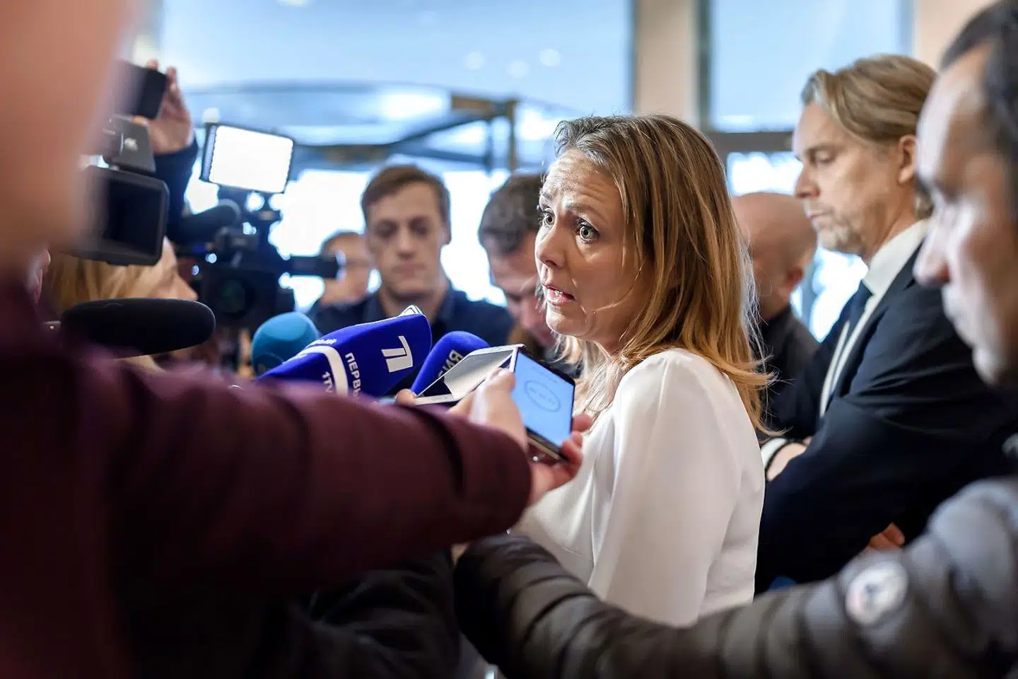 Linda Hofstad Helleland snakker med pressen efter mandagens beslutning om at udelukke Rusland.