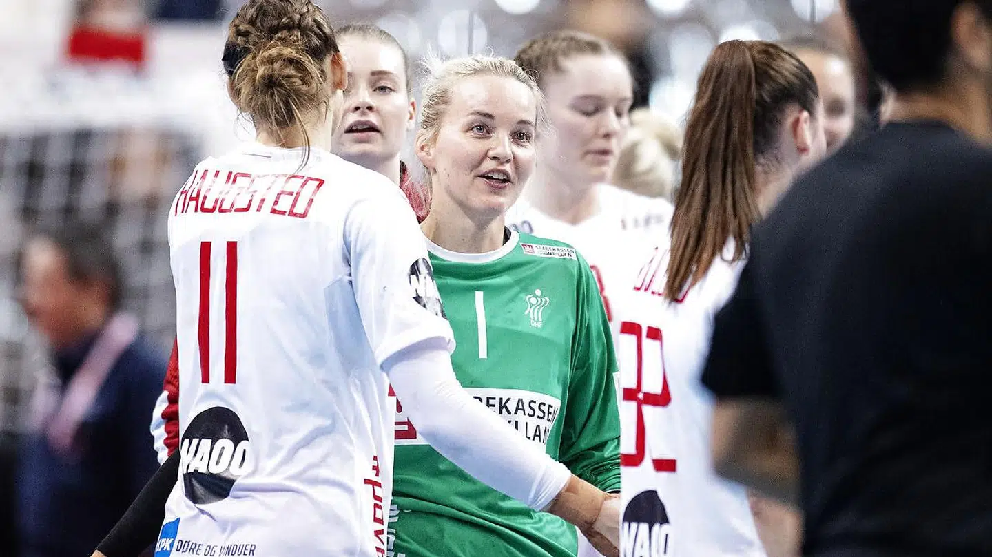 En glad Sandra Toft efter kampen efter kampen mod Holland.