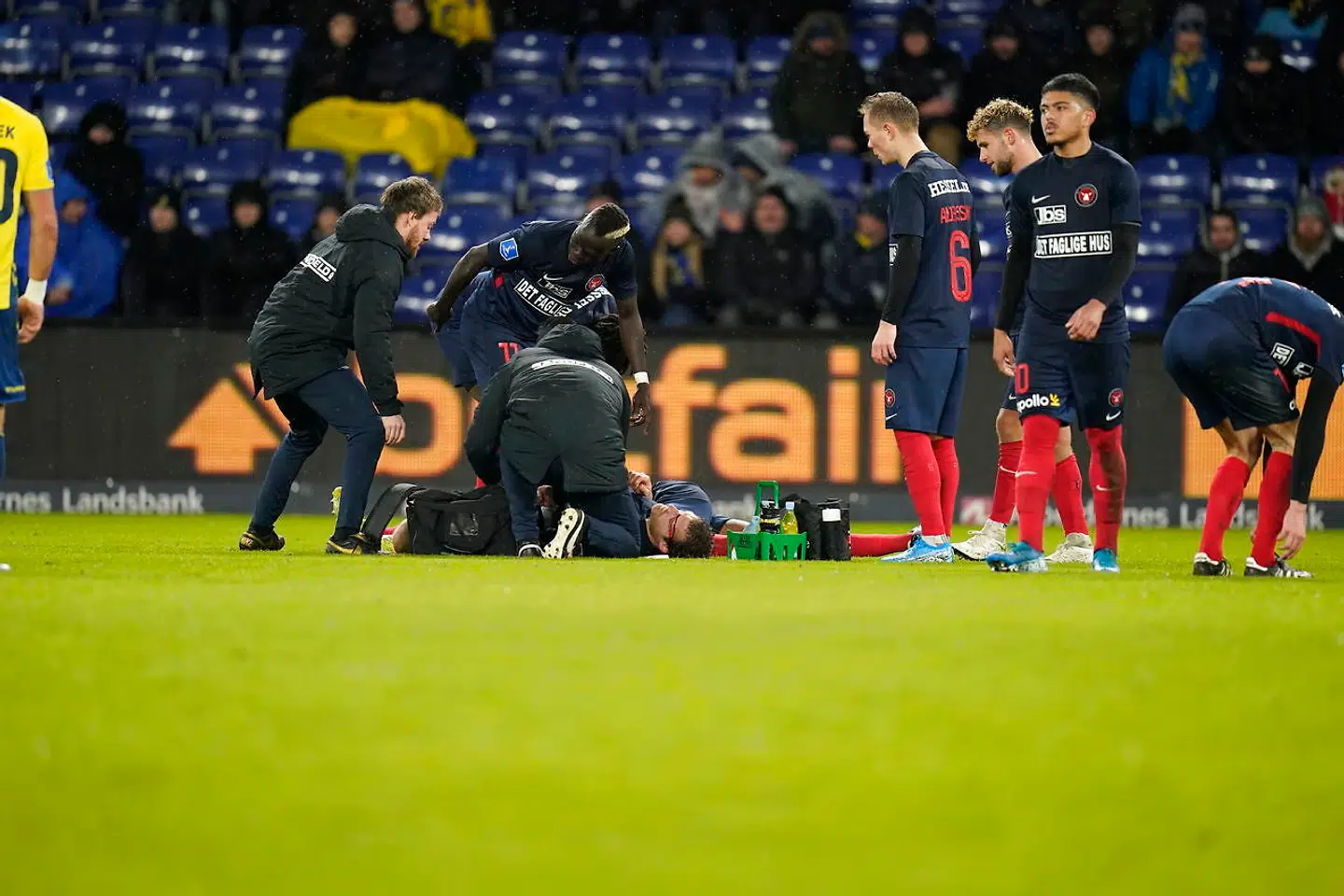 To FCM-spillere får behandling efter et sammenstød i kampen i 3F Superligaen mellem Brøndby IF og FC Midtjylland på Brøndby Stadion, søndag den 8. december 2019. . (Foto: Liselotte Sabroe/Ritzau Scanpix)