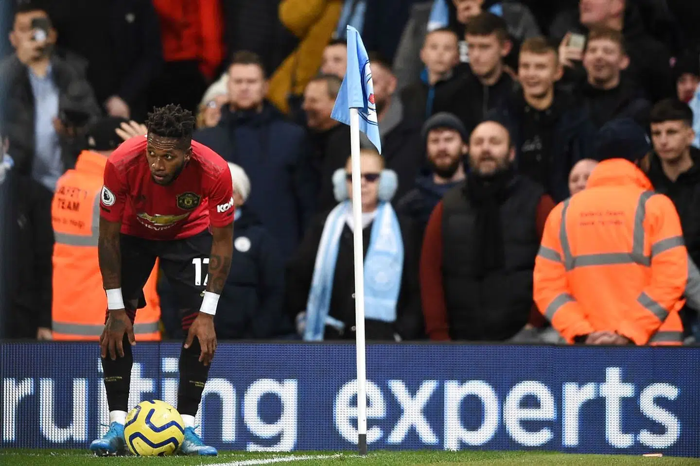 Fans i baggrunden var ude efter Manchester Uniteds Fred ved dette hjørnespark.