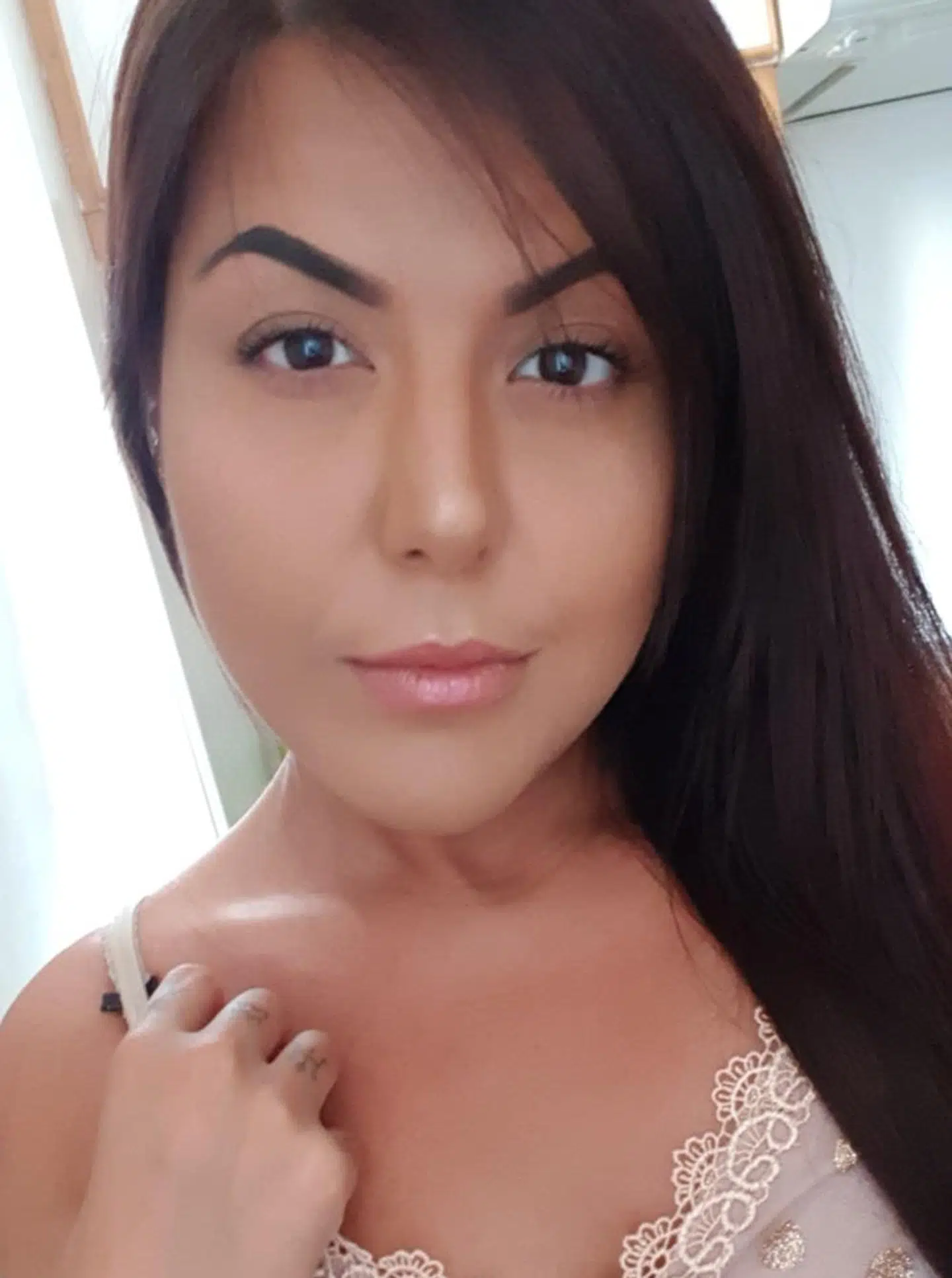 Ebru Elina, 29 år