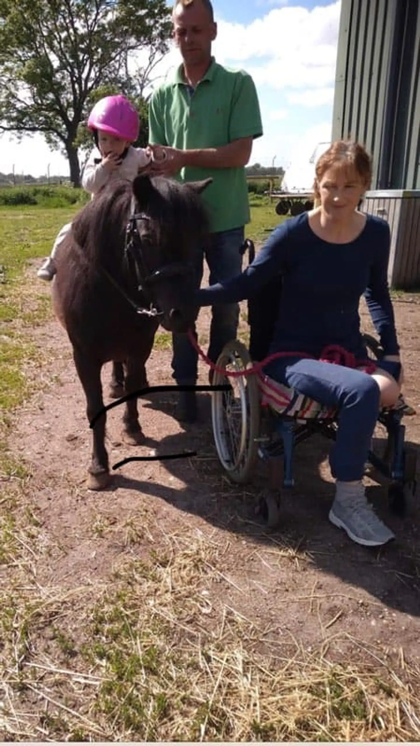 Heidi Marie Claumarch med sin kæreste, datter og hest efter ulykken.