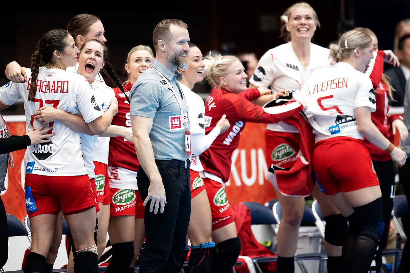 Jubel på den danske bænk og glæde hos landstræner Klavs Bruun Jørgensen, da sejren er i hus i kampen, i den indledende runde i Gruppe B, mellem Frankrig og Danmark under Kvindernes Håndbold VM i Kumamoto Prefectural Gymnasium i Japan, fredag den 6. december 2019.