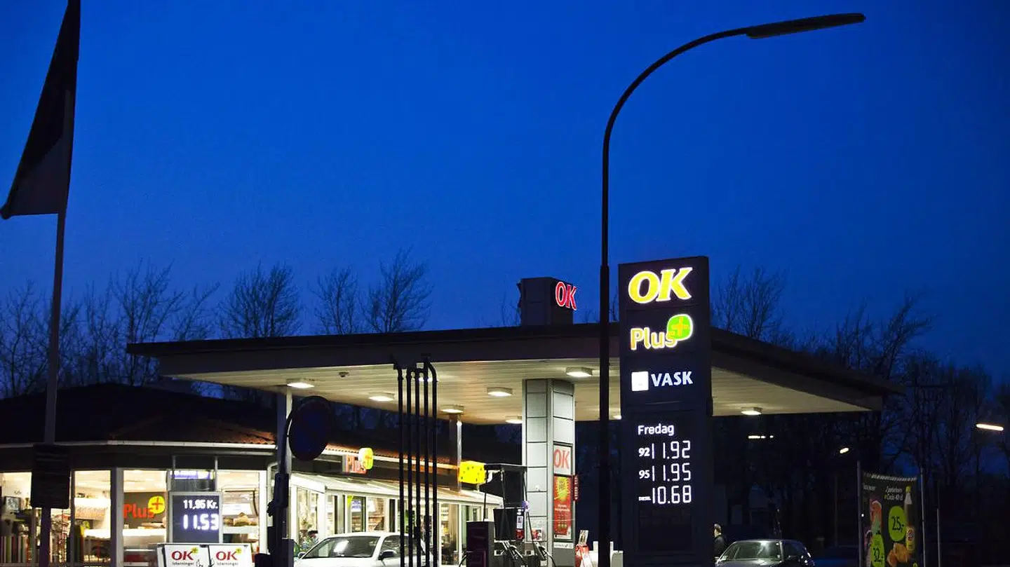 (ARKIVFOTO) Ved en OK-tankstation i Vallensbæk er der ved en fejl blevet fyldt diesel i blyfri-95-tanken og blyfri-95 i dieseltanken. Det betyder, at en stribe kunder har tanket forkert brændstof. Fotoet er af en anden OK-tankstation.