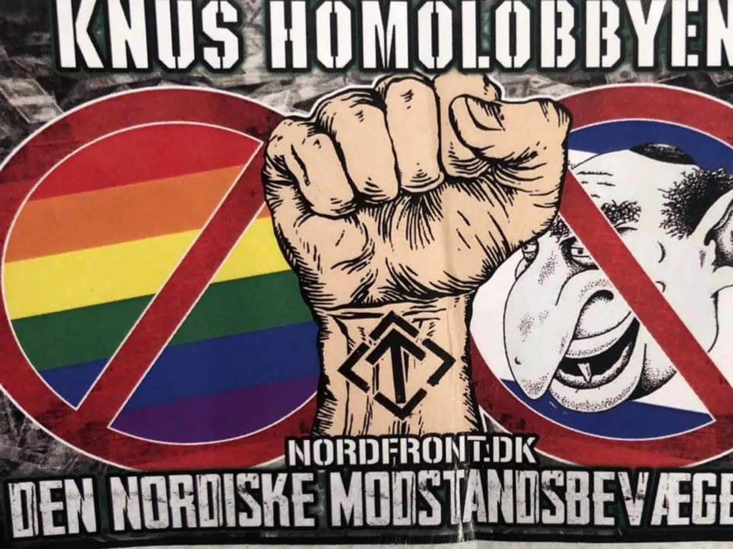 Klistermærke fra Nordfront sat på en stolpe foran synagogen i Krystalgade.