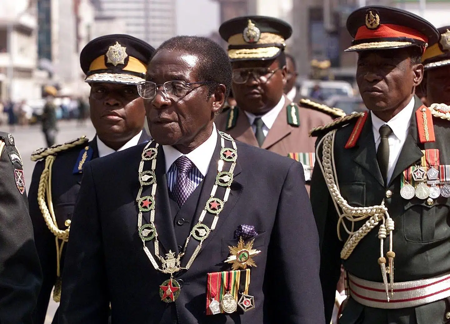 Arkivfoto. Robert Mugabe under en troppeinspektion i 2002.
