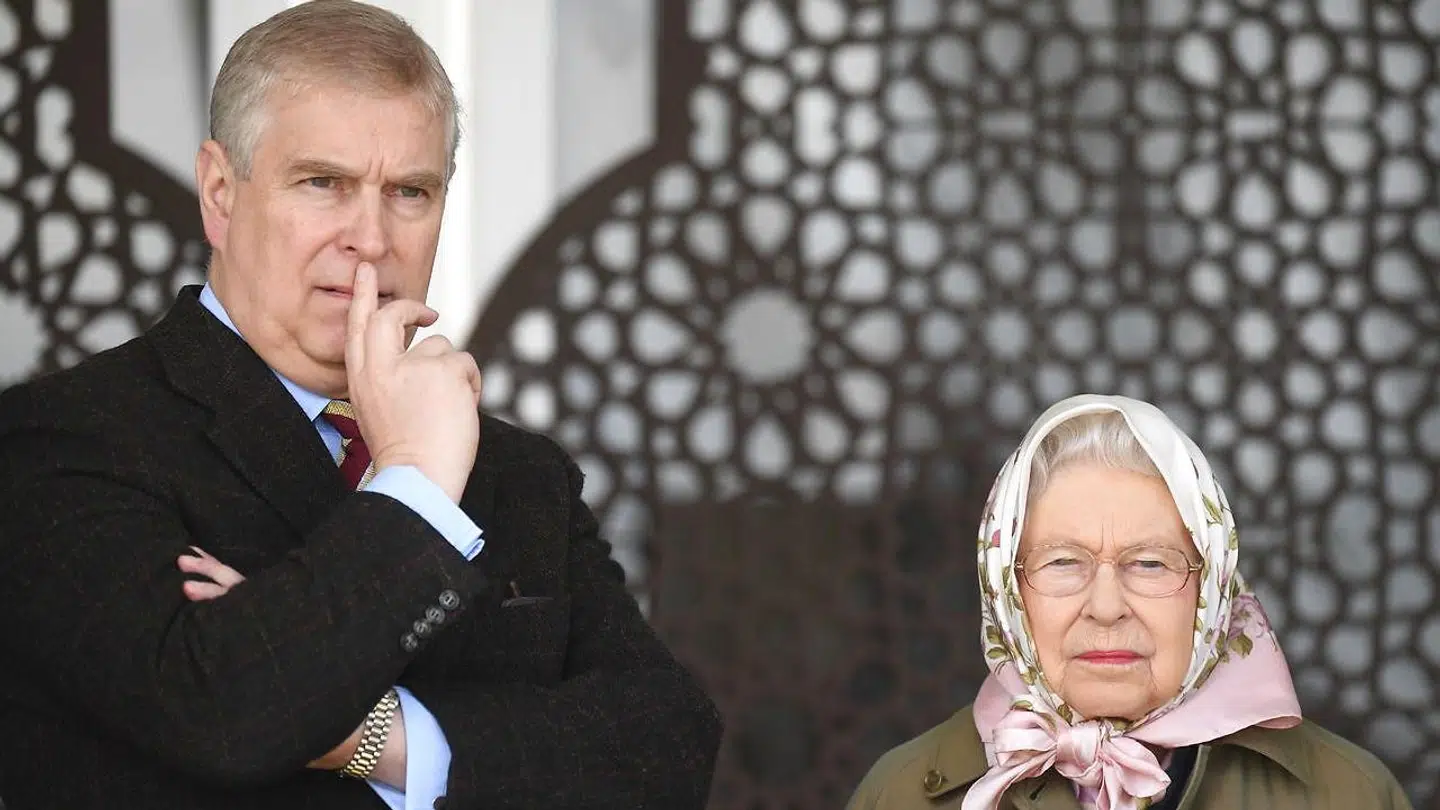 Prins Andrew med sin mor dronning Elizabeth. Står det til medlemmer af hoffet, kommer der ikke til at være en lignende billede af mor og søn fra gudstjenesten juledag.