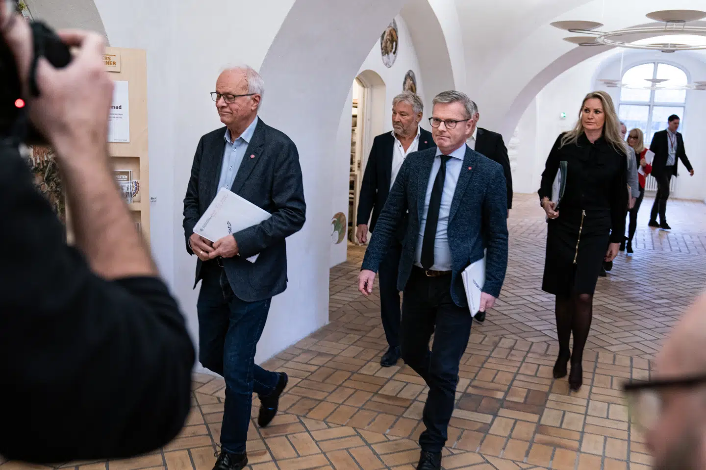 Statsrevisorerne, Henrik Thorup (DF), Klaus Frandsen (RV), Villum Christensen (LA), Frank Aaen (EL), Britt Bager (V) og Flemming Møller Mortensen (S), havde den helt skarpe kritik med til Forsvarsministeriets Ejendomsstyrelse fredag. Niels Christian Vilmann/Ritzau Scanpix