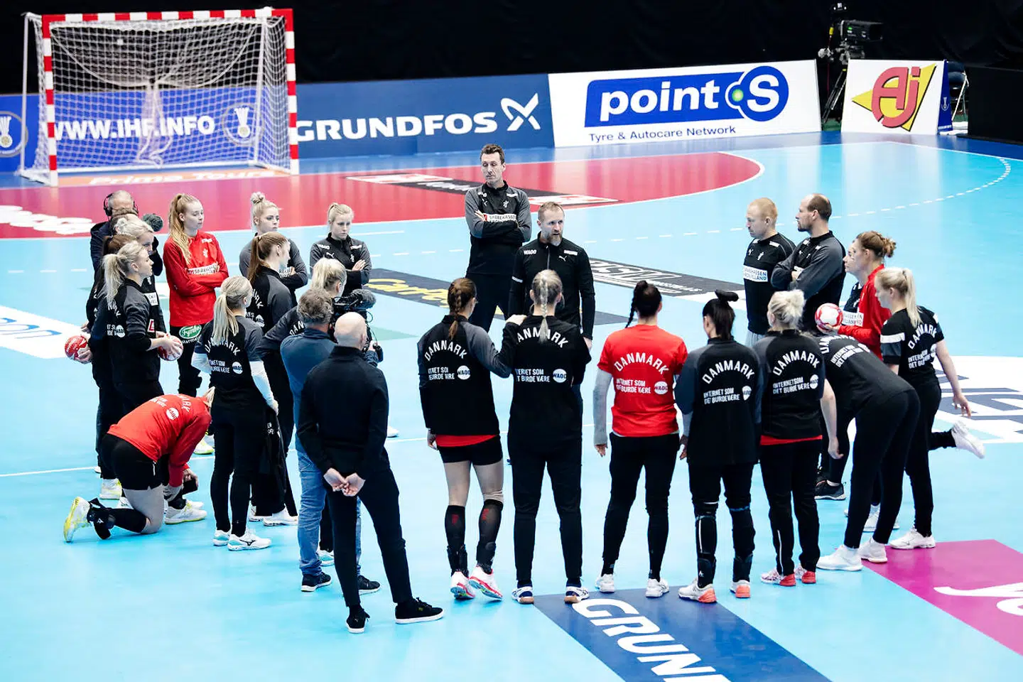 Landstræner Klavs Bruun Jørgensen havde torsdag landsholdsspillerne samlet på midten af banen i Kumamoto Prefectural Gymnasium i Japan.