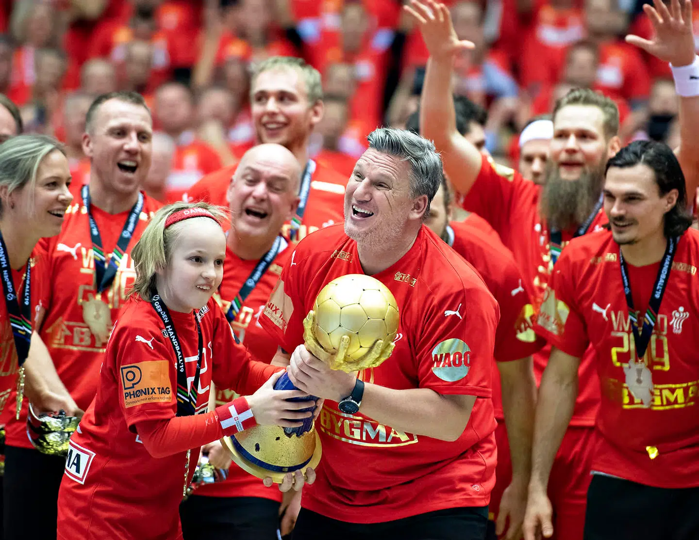 Nikolaj Jacobsen med VM-trofæet i hænderne.