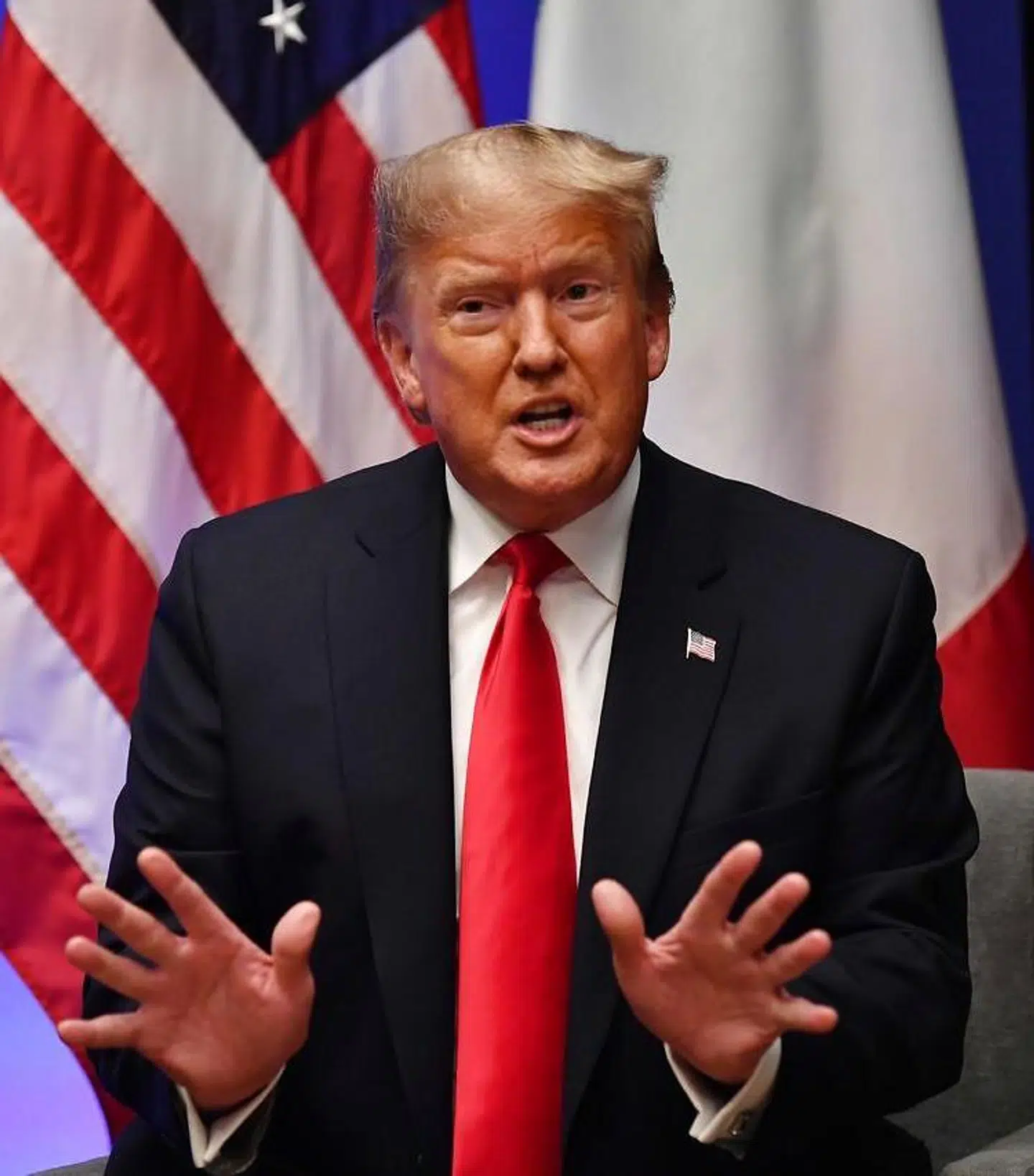 Donald Trump er på vej hjem fra Nato-møde i England.