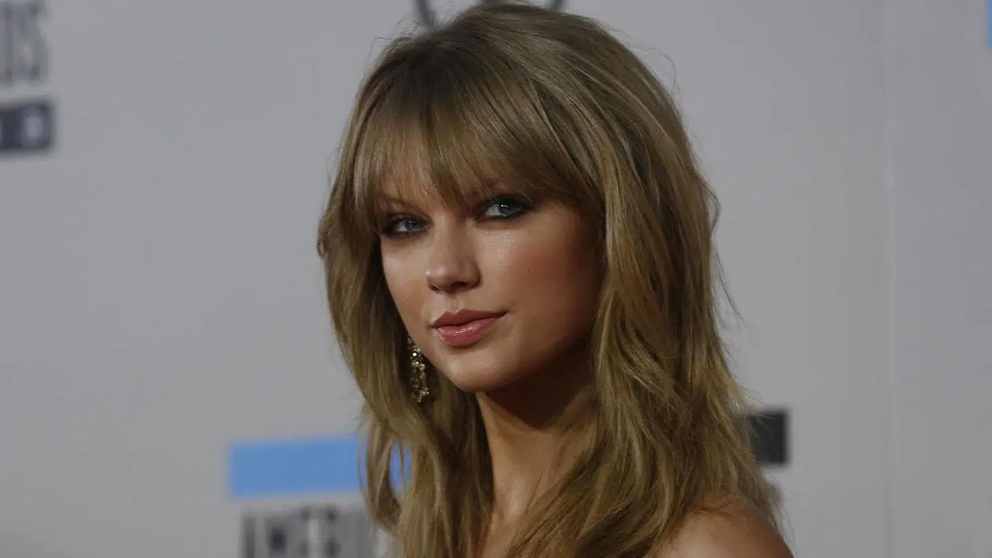 Taylor Swift har skrevet en julesang, som hun udgiver nu, siger hun i en video på Twitter.
