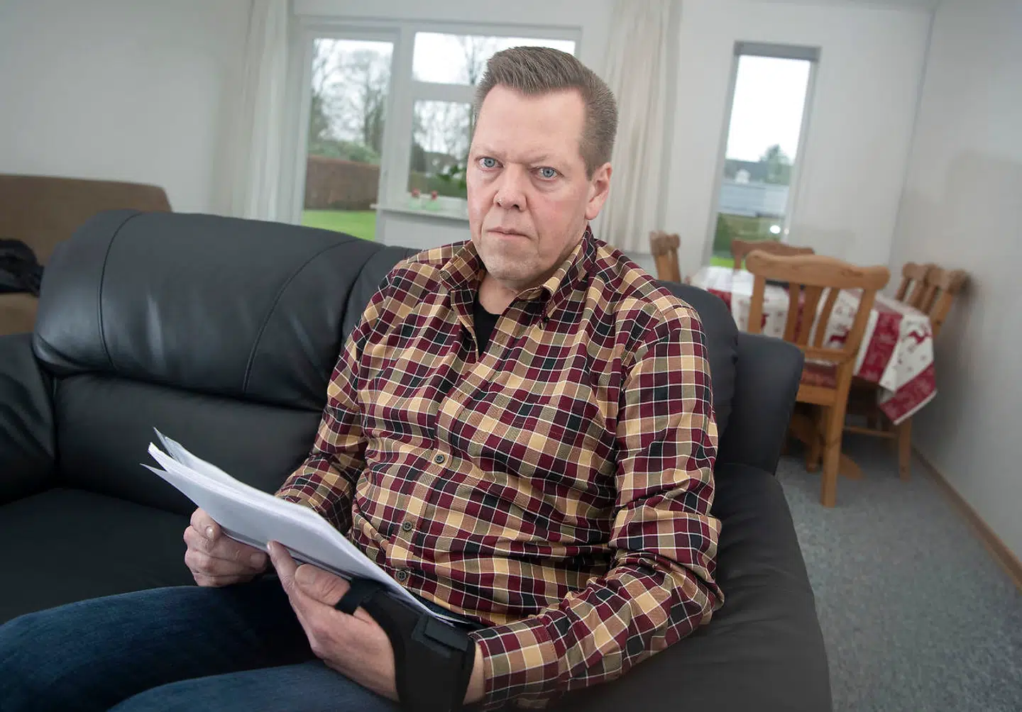 »Det har sat sig i kroppen på mig. Det, jeg synes er mærkeligt, er, at der er ingen af dem - ingen - der på noget tidspunkt bryder ind og siger, at det her er grænseoverskridende. Jeg synes, det nedværdigende. Ydmygende. Det er voksenmobning over for en person, der sidder i den situation, jeg gør.«