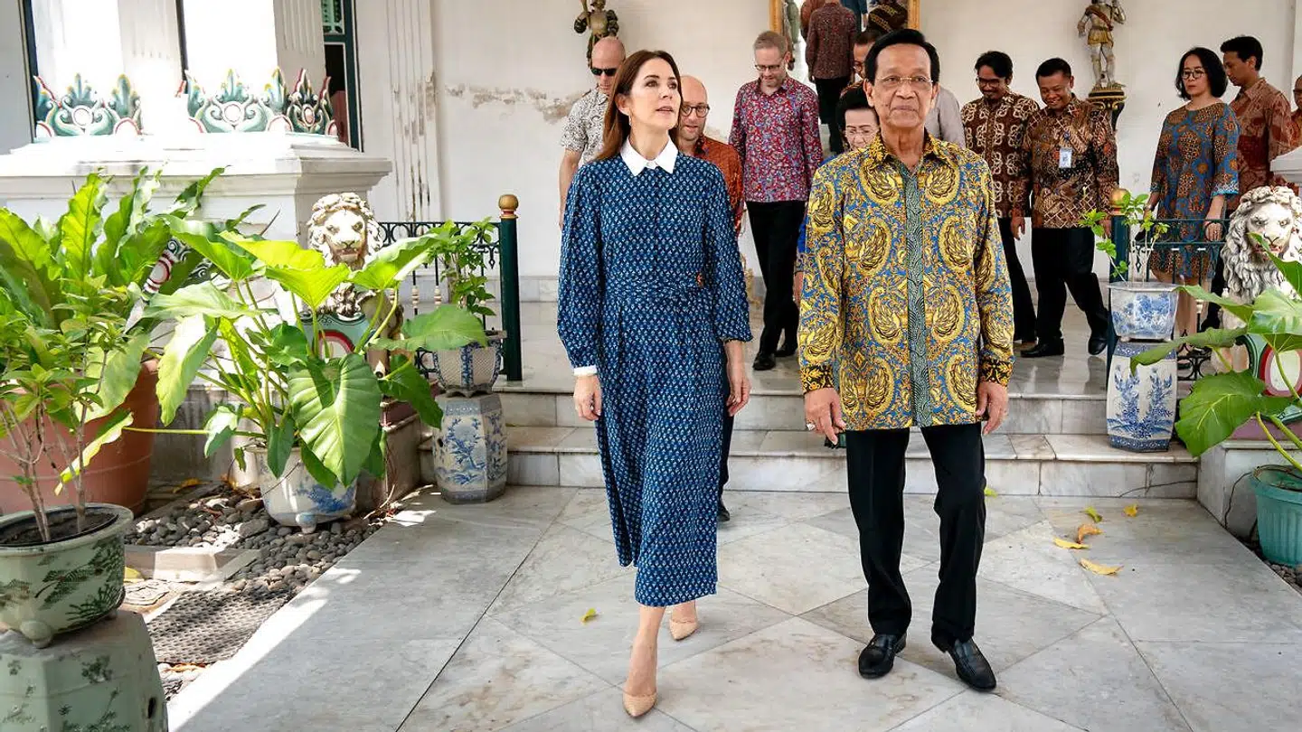 Det er denne prikkede kjole, som Kronprisessen bliver rost for. Hun har de seneste dage været på besøg i Indonesien. Her går hun med sultanen af Yogyakarta, Hans Højhed Sri Sultan Hamengkubuwono X.