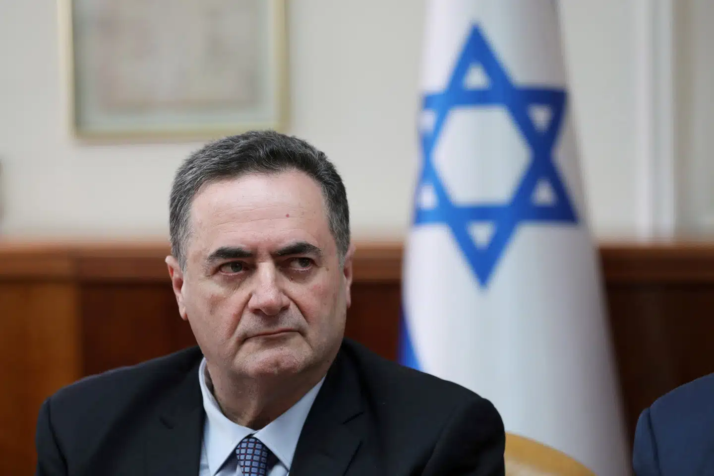 Israels fungerende udenrigsminister,  Israel Katz vil ikke blande sig i andre landes valg, men personligt håber han, at Labours Jeremy Corbyn taber det britiske valg i næste uge. Jeg håber, at den anden side vinder, siger Kstz, som henviser til, at Corbyn beskyldes for antisemitisme. Pool/Reuters