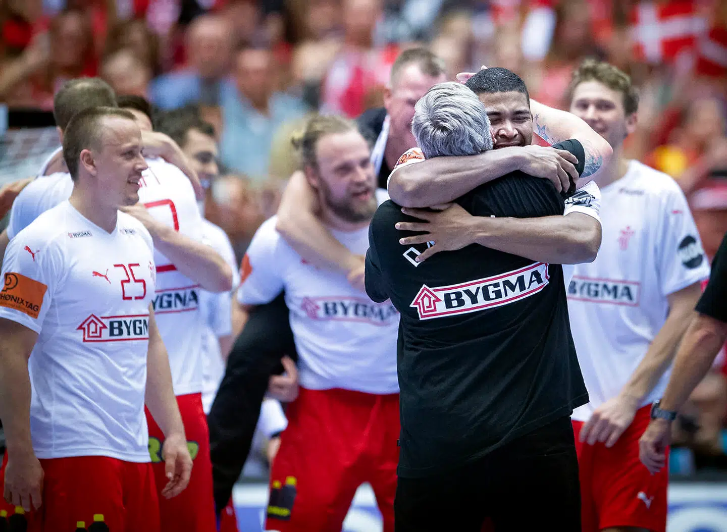 Mads Mensah Larsen og Nicolaj Jacobsen i omfavnelse efter VM-triumfen i januar.