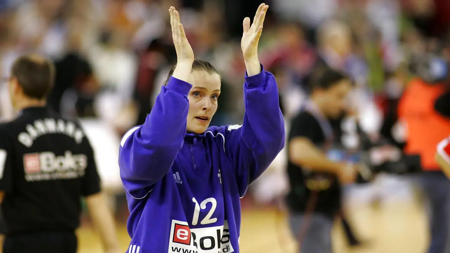 Karin Mortensen klappede mod tilskuerne efter nederlaget til Norge i EM-finalen i 2004.