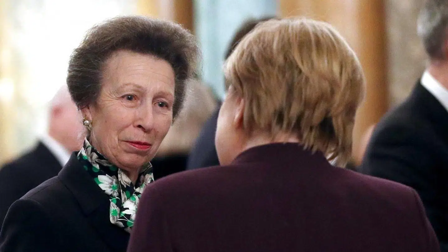 Prinsesse Anne minglede med Nato-lederne tirsdag aften. Her ses hun med den tyske forbundskansler, Angela Merkel.