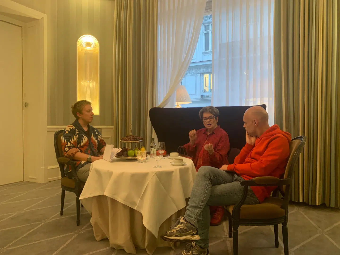 B.T.s journalist (t.v.) med Ghita Nørby og assistenten Lasse.