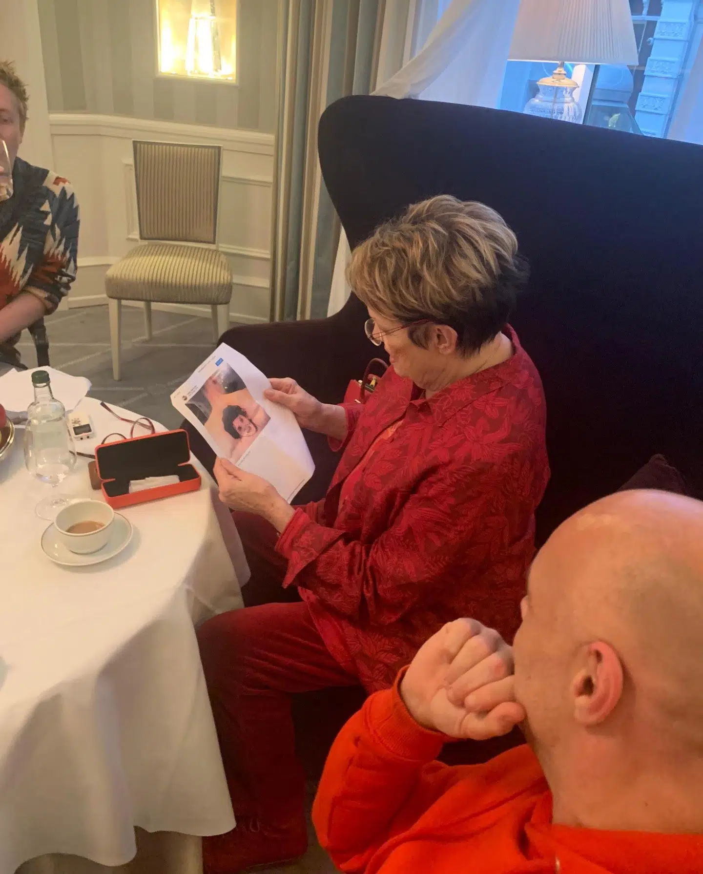 Ghita Nørby ser Niarns rygtatovering.