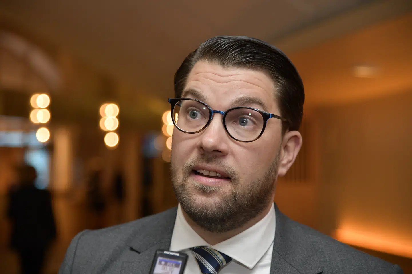 Leder af Sverigedemokraterna Jimmie Åkesson har hidtil siddet uden for døren i de vigtige møder i det svenske parlament. Det ser dog ud til at være slut. 10040 Anders Wiklund/TT/Ritzau Scanpix