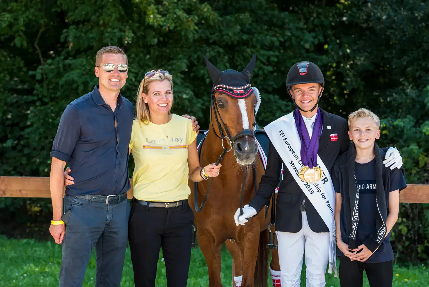 Andreas Helgstrand med sin kone, Marianne, og parrets to sønner, Alexander og William.