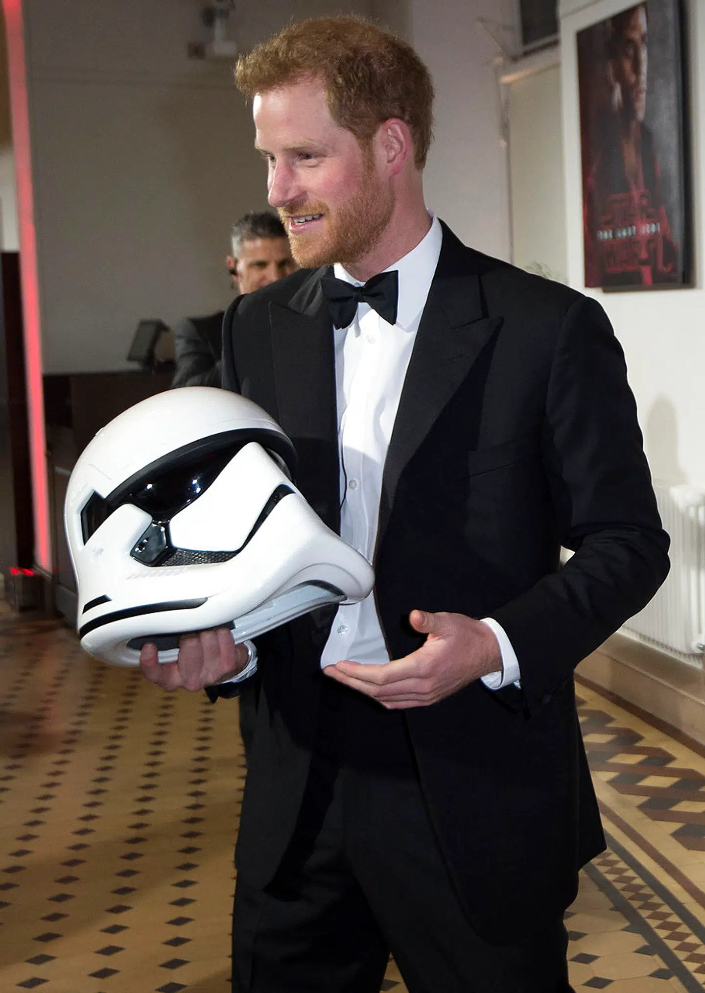 Prins Harry med sin stormtrooper-hjelm.