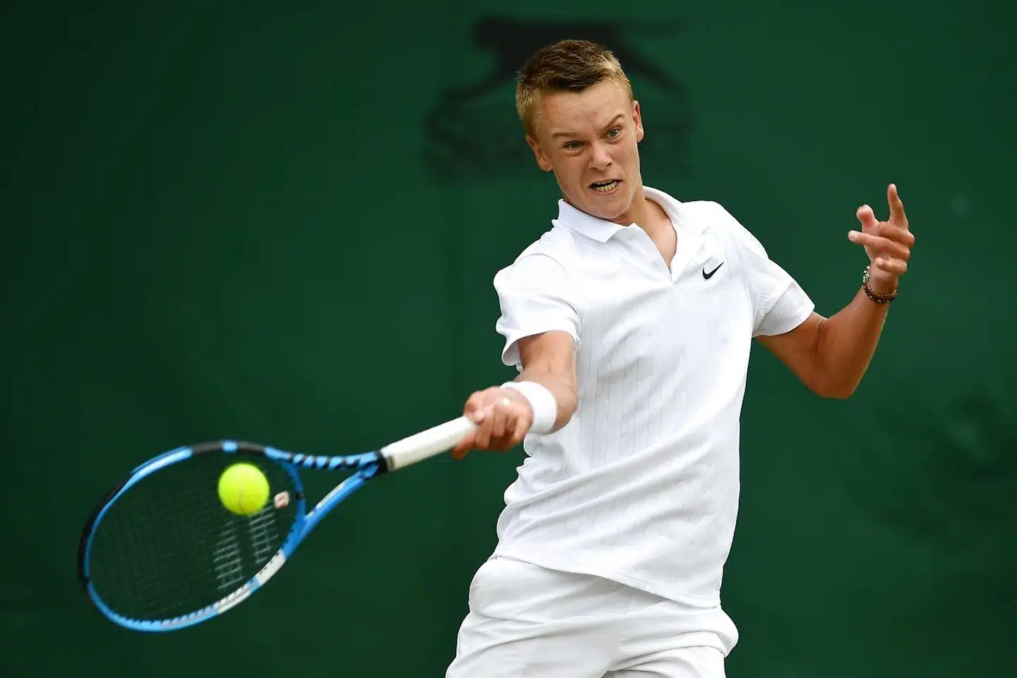 Holger Rune i aktion under sommerens Wimbledon-turnering i London.