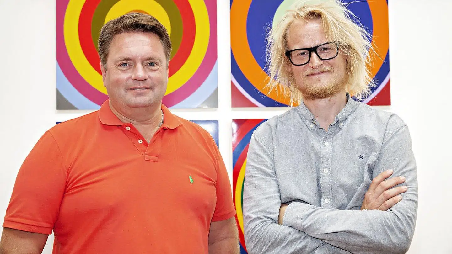 Nu er Kandis-Johnnys hår vokset flot ud. Her ses han i november sammen med digteren Søren Mølstrøm fra kunstnergruppen 'Kunst ud til folket'. (Foto: Scanpix)