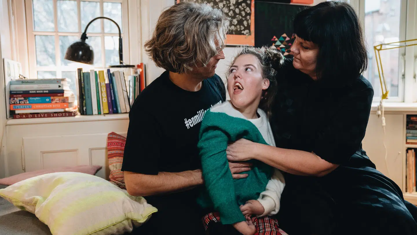 Emily sammen med sin mor Jane og far Lars. Foto: Byrd/Kasper Løjtved.