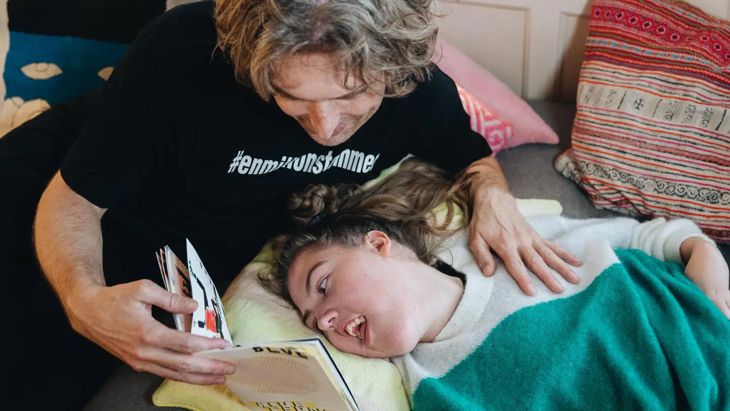 Emilys far læser højt for sin datter. Hun kan ikke tale, men sige lyde, når hun bliver glad. Foto: Byrd/Kasper Løjtved.