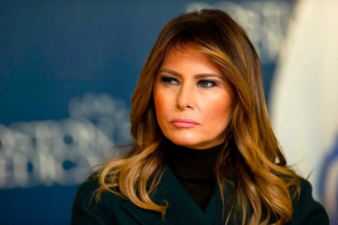 »Jeg hører ikke til typen, der smiler eller lader somom, hun smiler blot fordi, der er et kamera i nærhenden.« Sådan siger Melania Trump i den nye bog 'Free Meania'.
