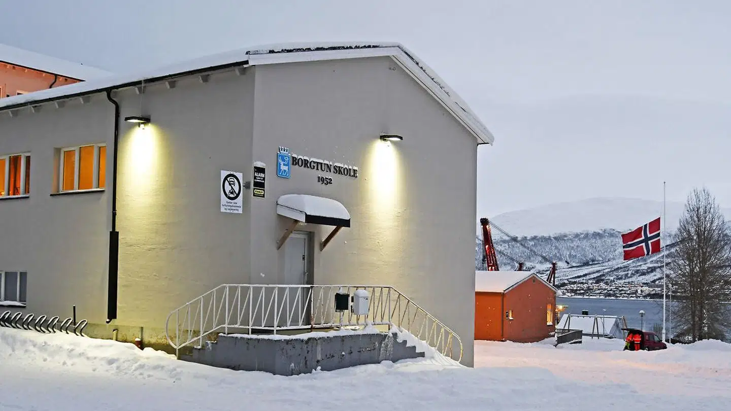 Den seksårige pige, der døde kort efter, hun blev hentet op fra vandet, gik i skole på Borgtun skole i Tromsø. De flager på halv.