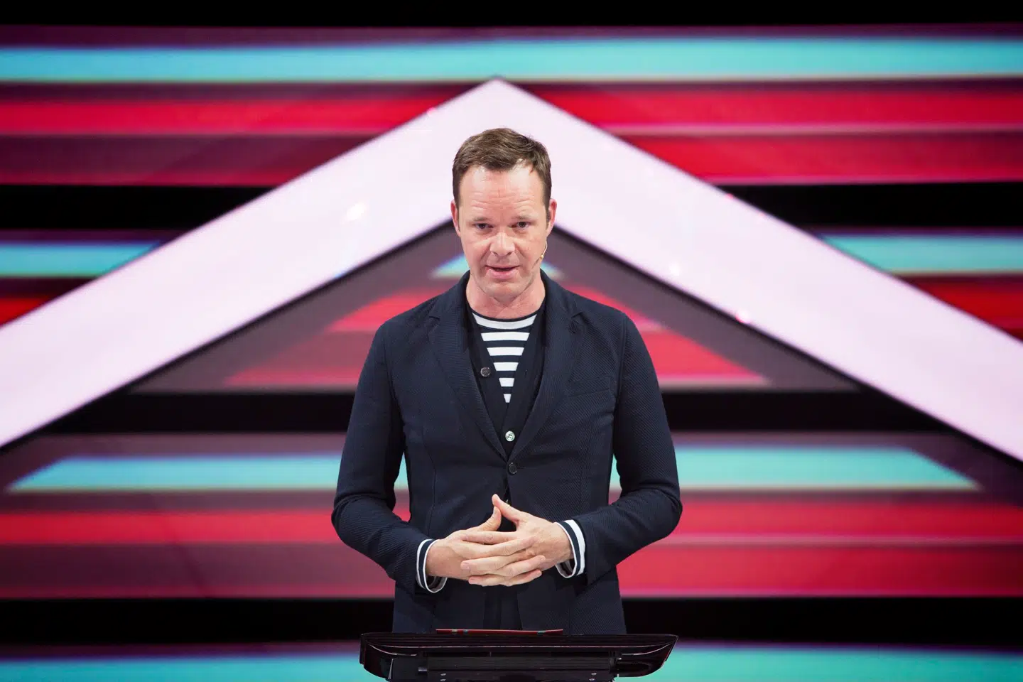 Jakob Riising som 'Versus'-vært.