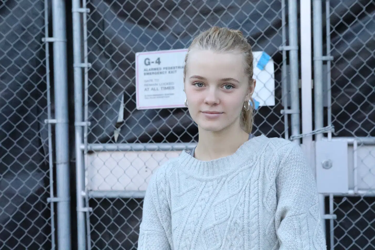 Anna Westberg har danske forældre og har boet i Los Angeles i adskillige år. Til sommer bliver hun færdig med high school. Her står hun foran sin high school.