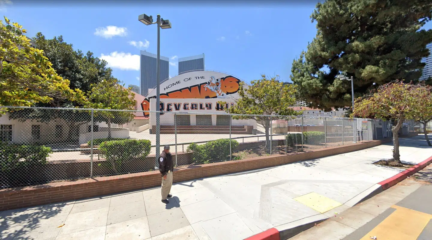 En vagt foran Beverly Hills High School i Los Angeles.