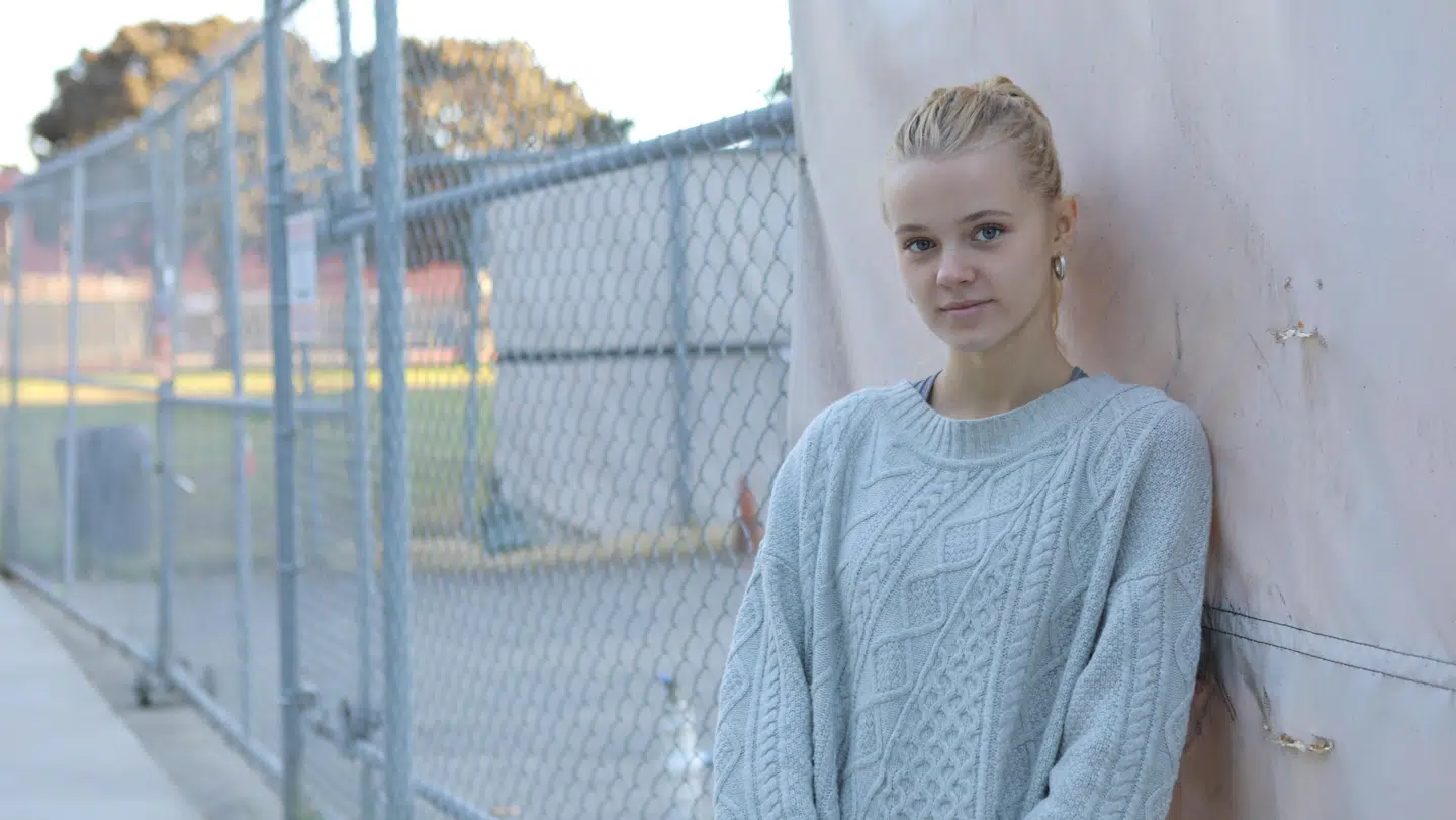 Anna Westberg foran indhegningen til sin high school i det vestlige Los Angeles.