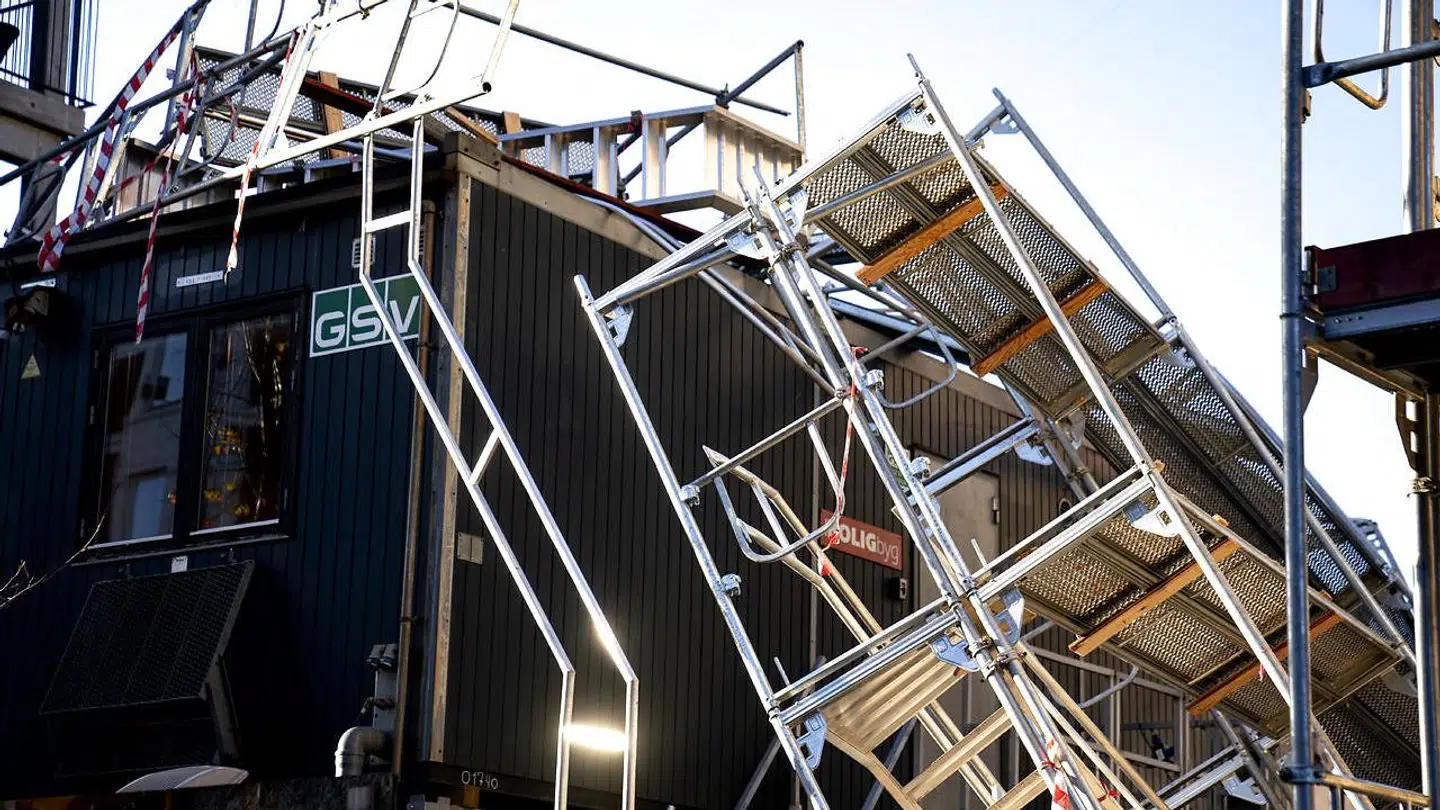 Væltet stillads. Op mod 300 stilladsarbejdere er samlet for at markere deres utilfredshed med forholdende på en byggeplads i området ved Lundtoftegade på Nørrebro, mandag den 2. december 2019. Ifølge stilladsarbejderne foregår der social dumping på byggepladsen.