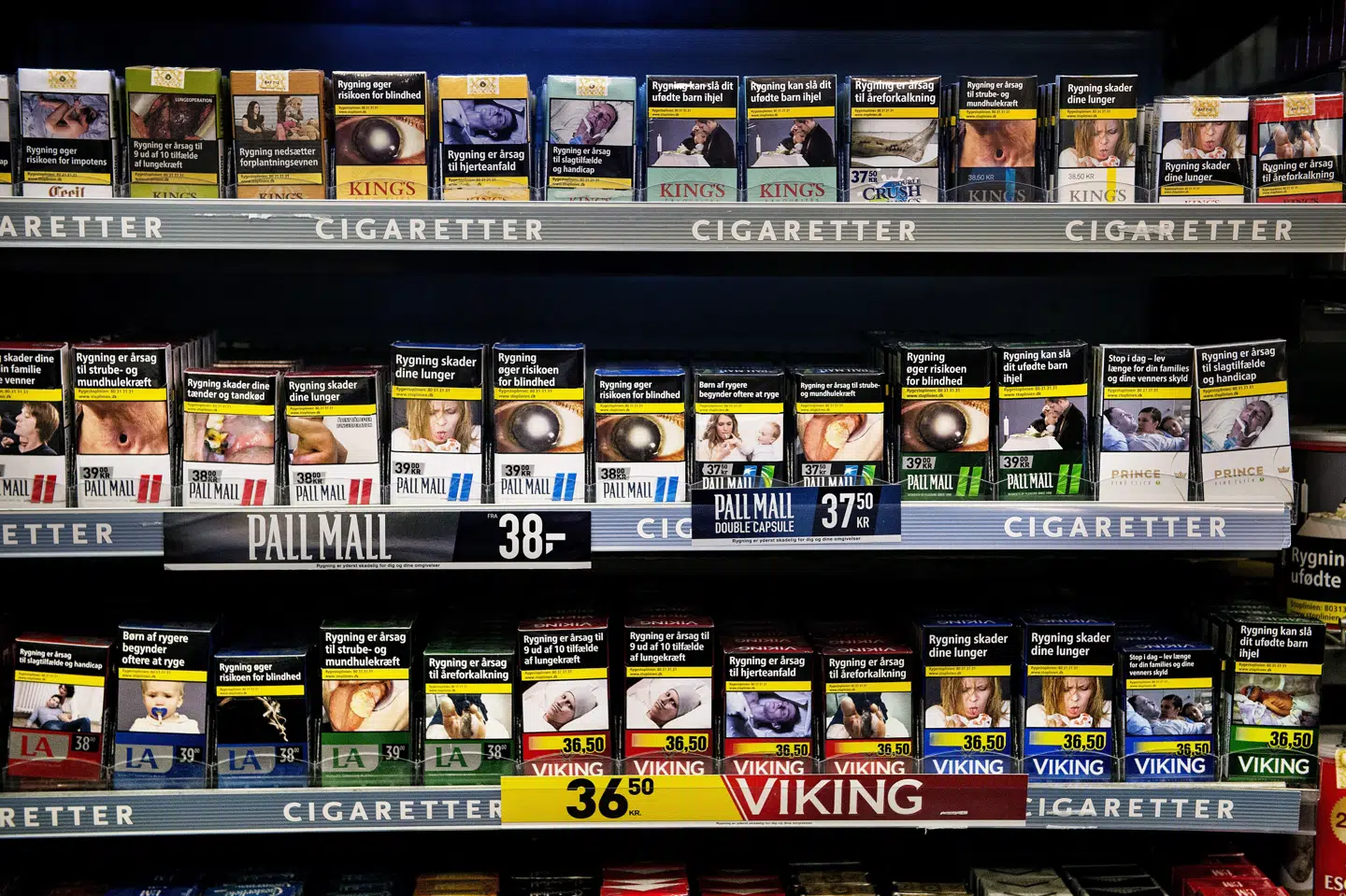 Fra 2022 skal der smides hele tre tyvere på disken, hvis man vil købe en pakke cigaretter. Det er resultatet af den finanslov, som regeringen og støttepartierne forhandlede på plads mandag. (Arkivfoto) Liselotte Sabroe/Ritzau Scanpix