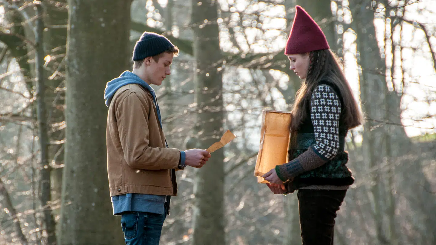 Lasse læser et brev op for Tinka, som hendes far har skrevet, så nu er Tinka klar på at deltage i 'Kongespillet'.