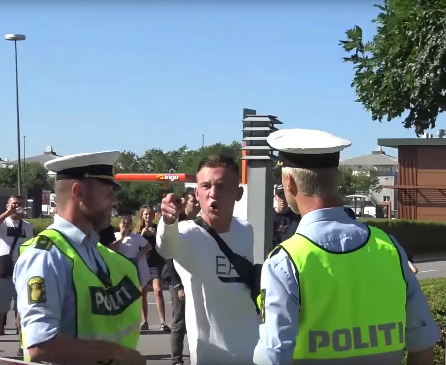 På billedet kan man se Andreas Hansen, der tidligere har truet Rasmus Paludan på livet til en demonstration i Hundige.